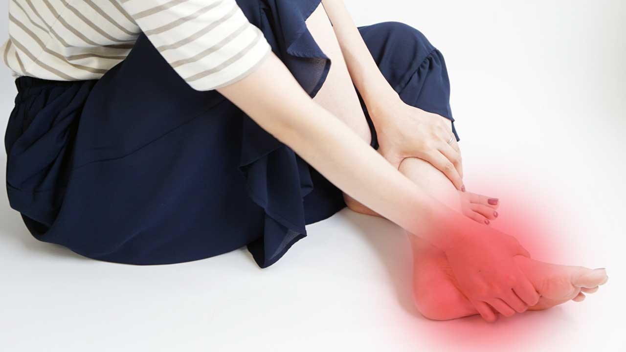 朝、足の裏が痛い！足底腱膜炎の原因と改善・予防 | こばやし接骨整骨